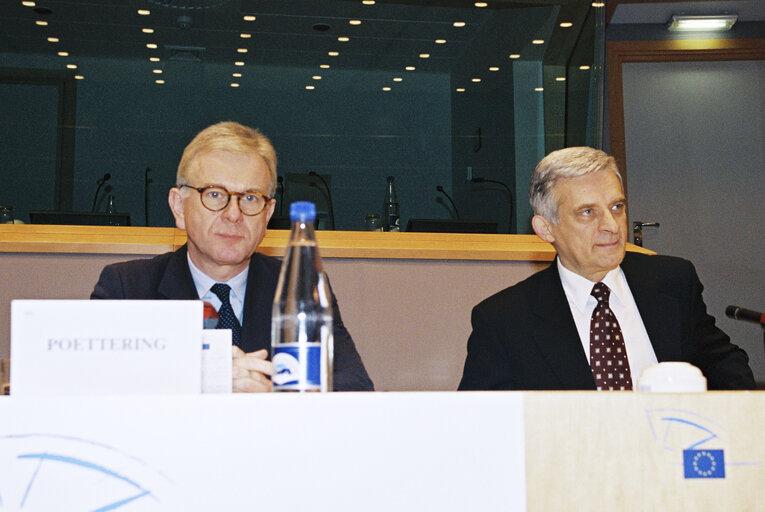 Photo 5 : EPP group meeting - Exchange of views with Jerzy BUZEK, Prime Minister of Poland