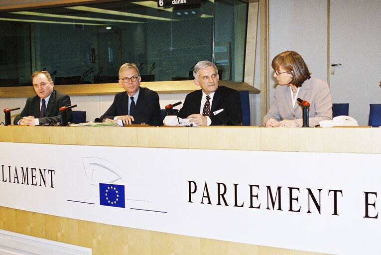 Photo 16 : EPP press conference with Jerzy BUZEK, Prime Minister of Poland