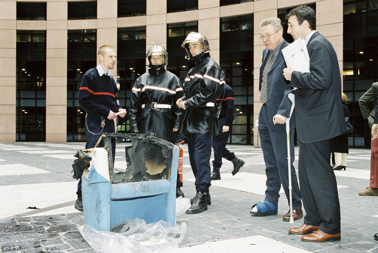 Fotografie 1: Firemen exercize in the LOW courtyard in Strasbourg