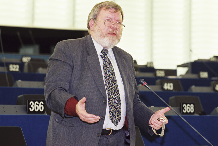 Fotografie 3: MEP Jean-Maurice DEHOUSSE takes part in a plenary session in Strasbourg