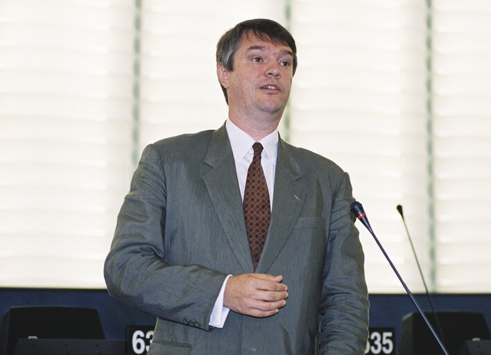 Billede 2: MEP Jules MAATEN in Plenary Session in Strasbourg in June 2000