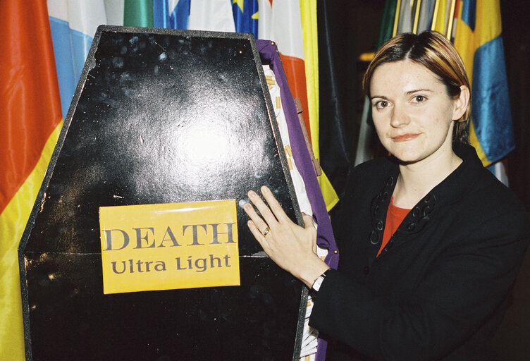 Fotografi 3: Happening about the European recommendation on cigarettes packs labelization at the European Parliament of Brussels in December 2000.