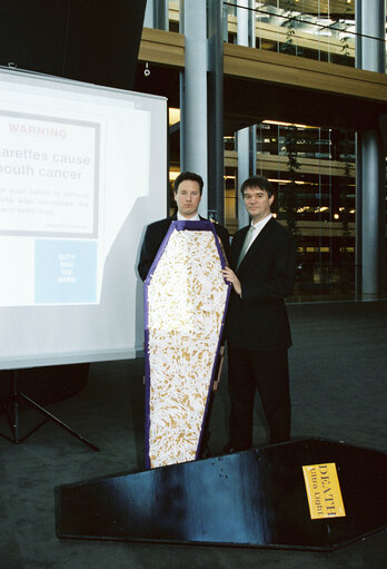 Fotografi 4: Happening about the European recommendation on cigarettes packs labelization at the European Parliament of Brussels in December 2000.