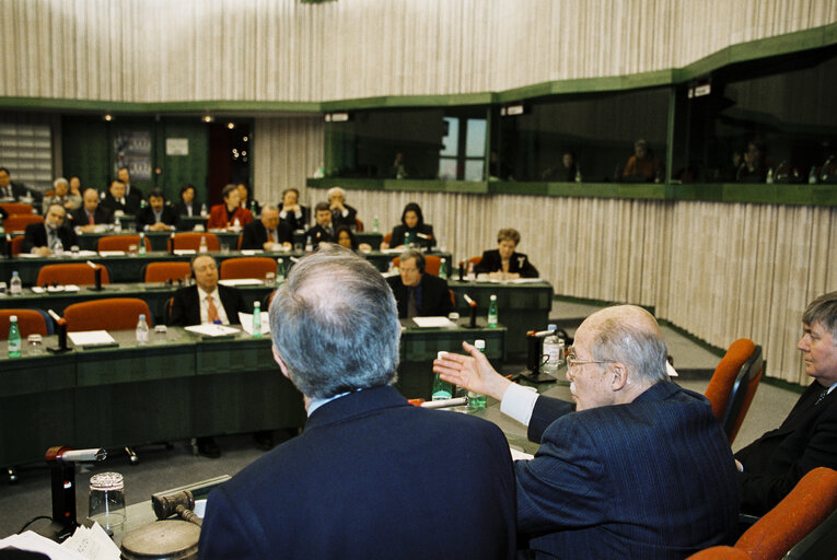 Photo 14 : Otto von HABSBURG adresses MEPs during a meeting in Strasbourg