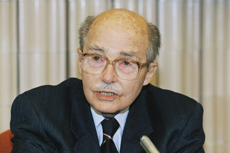 Photo 10 : Otto von HABSBURG adresses MEPs during a meeting in Strasbourg