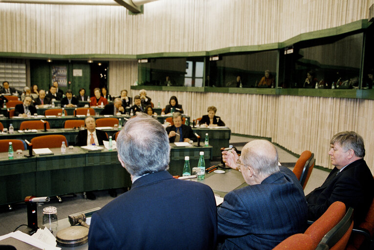 Photo 11 : Otto von HABSBURG adresses MEPs during a meeting in Strasbourg