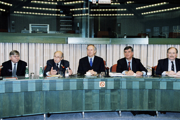 Fotó 12: Otto von HABSBURG adresses MEPs during a meeting in Strasbourg