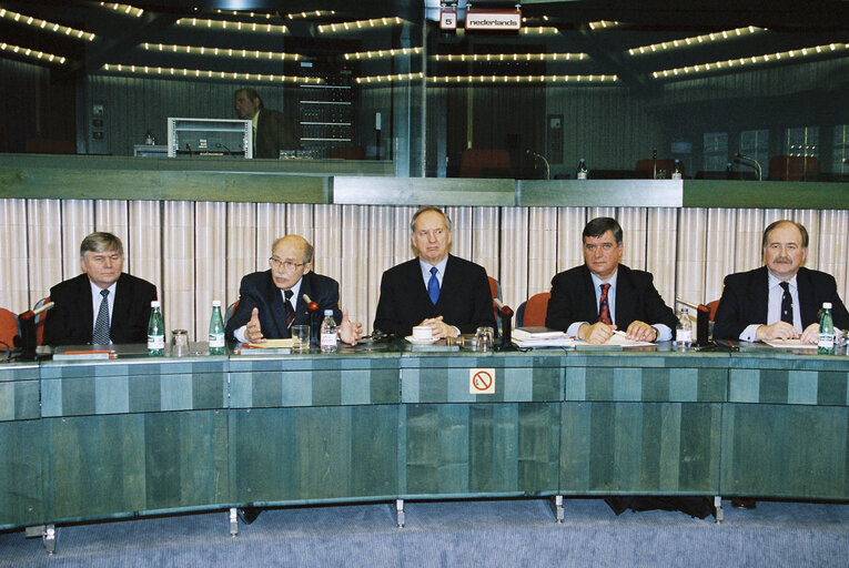 Photo 15 : Otto von HABSBURG adresses MEPs during a meeting in Strasbourg