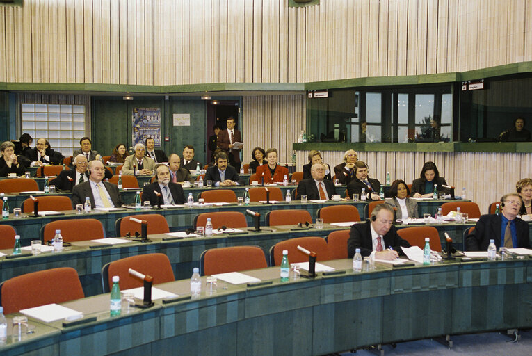 Photo 13 : Otto von HABSBURG adresses MEPs during a meeting in Strasbourg