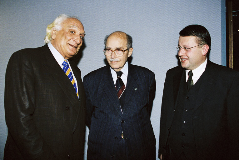 Fotó 3: Otto von HABSBURG adresses MEPs during a meeting in Strasbourg