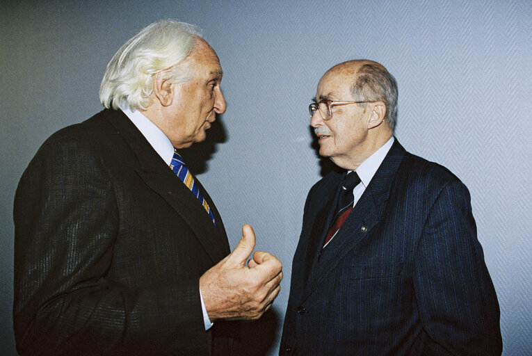 Photo 7 : Otto von HABSBURG adresses MEPs during a meeting in Strasbourg