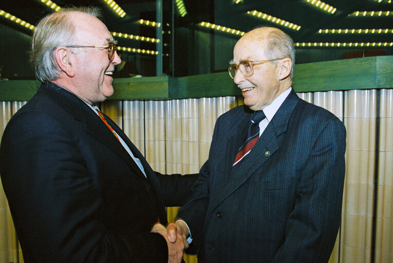 Photo 2 : Otto von HABSBURG adresses MEPs during a meeting in Strasbourg