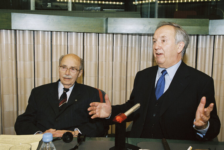 Photo 1 : Otto von HABSBURG adresses MEPs during a meeting in Strasbourg