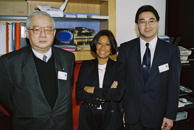 Fotografie 1: MEP Margie SUDRE receives the Hereditary Prince of Laos