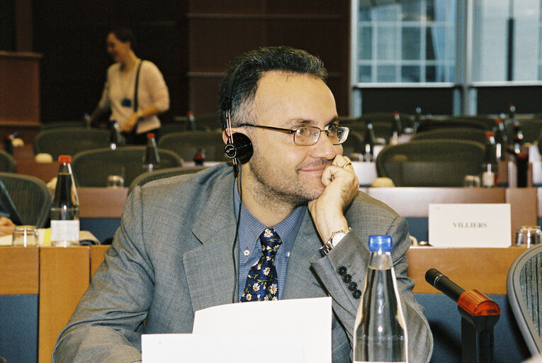 Foto 2: MEP Mario MAURO in the European Parliament in Brussels