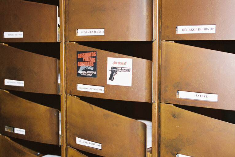 Снимка 1: Stickers with guns are displayed on the letter box of MEP Koldo GOROSTIAGA ATXALANDABASO in Strasbourg