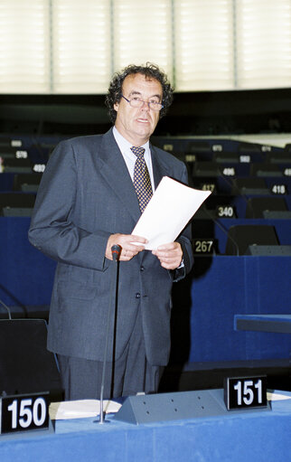 Fotagrafa 3: The MEP Karl-Heinz FLORENZ giving a speech at the hemicycle of the European Parliament of Strasbourg in May 2001.