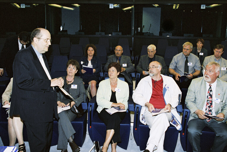 European Ombudsman Jacob SODERMAN meets  a Swedish group at the European Parliament of Strasbourg on 15th May 2001