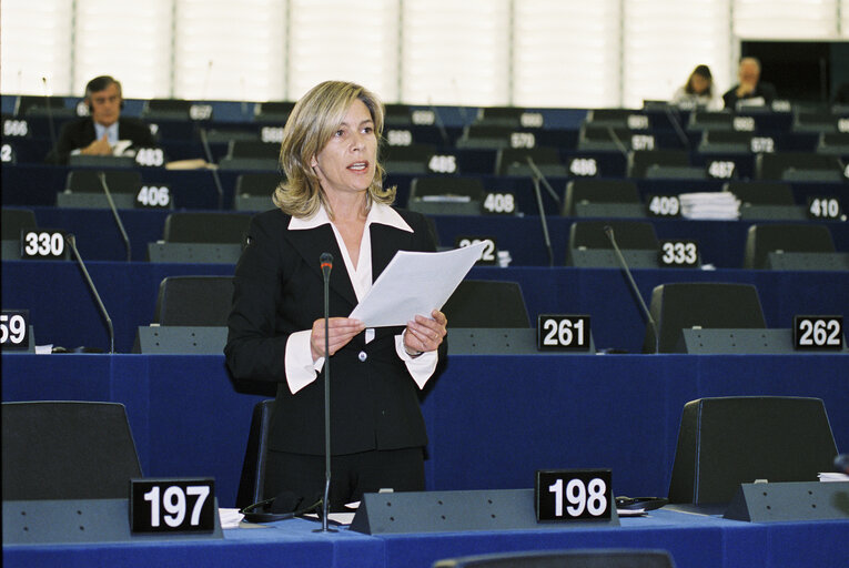 Fotografija 8: MEP Regina BASTOS in Plenary Session in Strasbourg  in June 2001