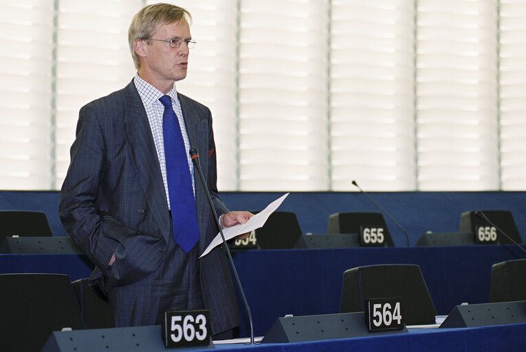 Fotografija 2: mep Ari VATANEN in Plenary Session in Strasbourg  in June 2001