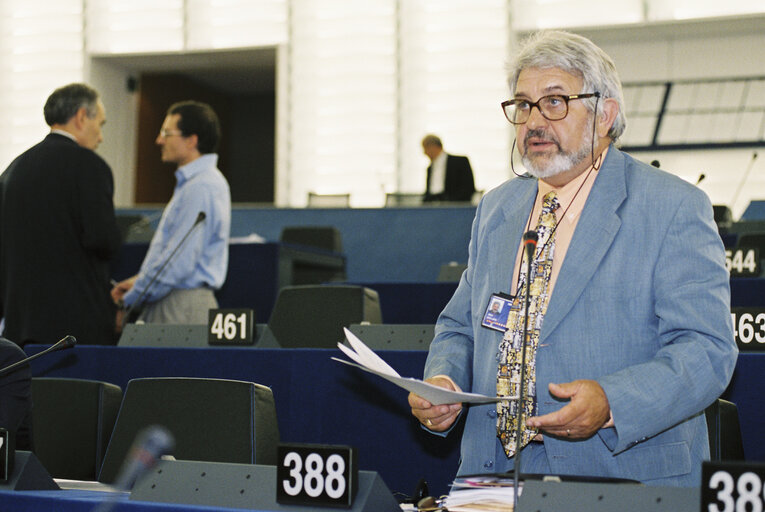 Fotografija 1: MEP Alain ESCLOPE in Plenary Session in Strasbourg  in June 2001