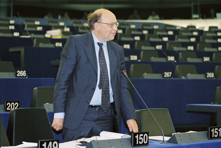 Fotografija 3: MEP Bartho PRONK in Plenary Session in Strasbourg  in June 2001