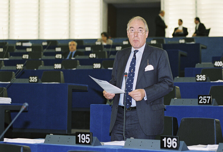 Fotografija 10: mep Sir Robert ATKINS in Plenary Session in Strasbourg  in June 2001