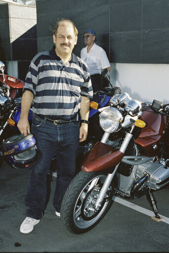 Zdjęcie 3: The MEP Horst SCHNELLHARDT during a motorbikers meeting otside the EP in Strasbourg in July 2001.