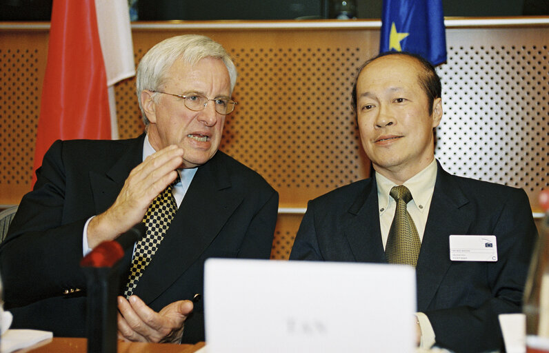 Fotografi 1: The MEP Hartmut NASSAUER and Tan Soo Khoon, speaker of the Parliament of Singapore