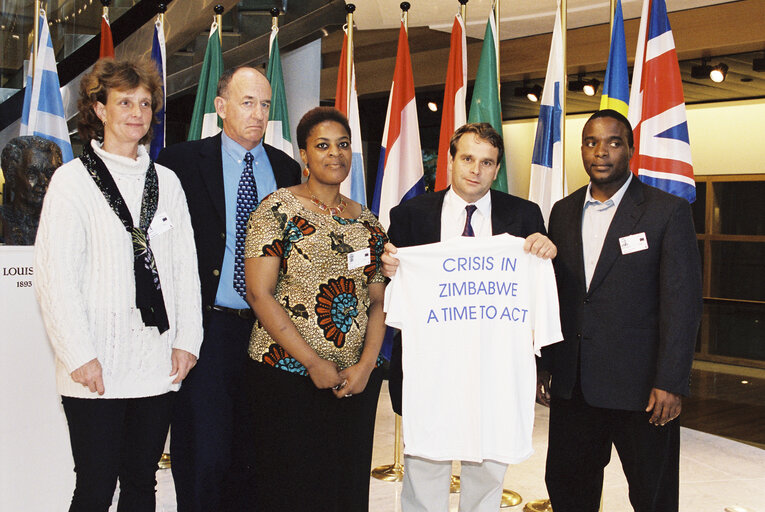 Fotografia 1: MEPs demonstration on the crisis in Zimbabwe