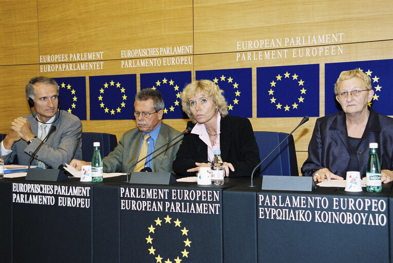 Zdjęcie 2: Meeting at the European Parliament in Strasbourg on  Anti-Personnel Mines