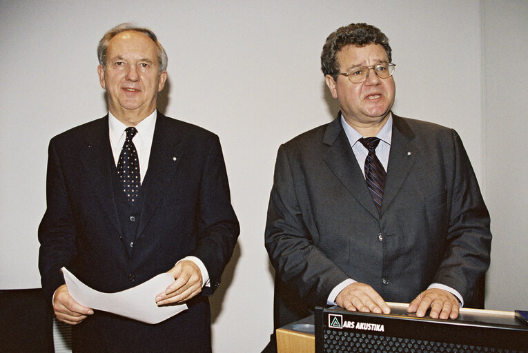 Foto 2: German MEPs are awarded the German 'Verdienstkreuz' (Merit Cross of the Federal Republic of Germany)