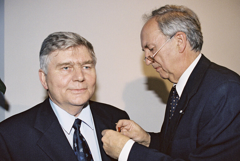 Foto 9: German MEPs are awarded the German 'Verdienstkreuz' (Merit Cross of the Federal Republic of Germany)