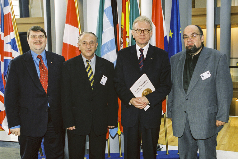 Fotagrafa 4: Group photo of Mep's who pose with the book of Jurgen WAHL: 'Robert Schuman'