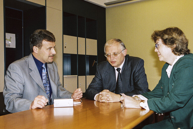 Снимка 2: European Commissioner and Mep receive journalists