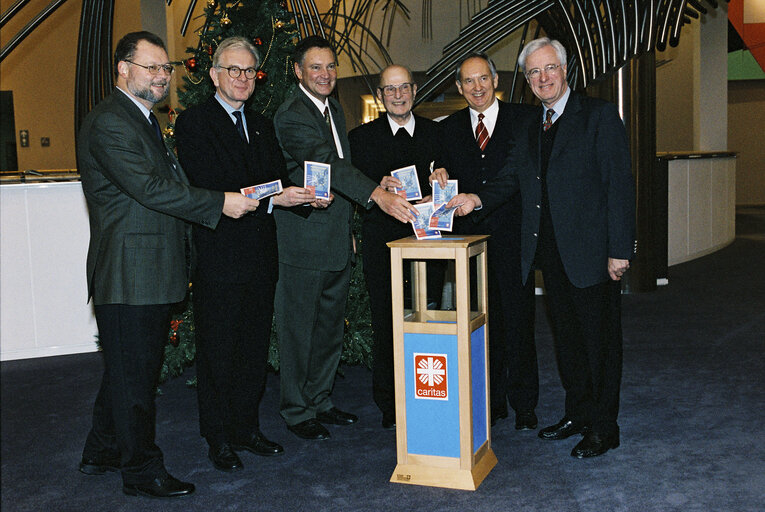 Fotografia 1: German MEPs and personnalities helping to collect funds for Caritas.