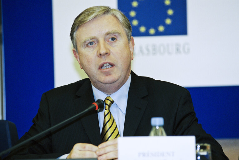 Foto 17: First press conference of Pat COX as EP President after his election in Strasbourg