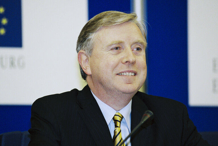 Foto 10: First press conference of Pat COX as EP President after his election in Strasbourg