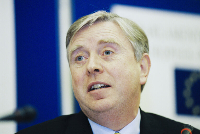 Foto 18: First press conference of Pat COX as EP President after his election in Strasbourg