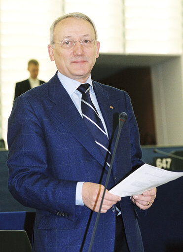 TheMEP Peter Michael MOMBAUR during a session on March 12, 2002.