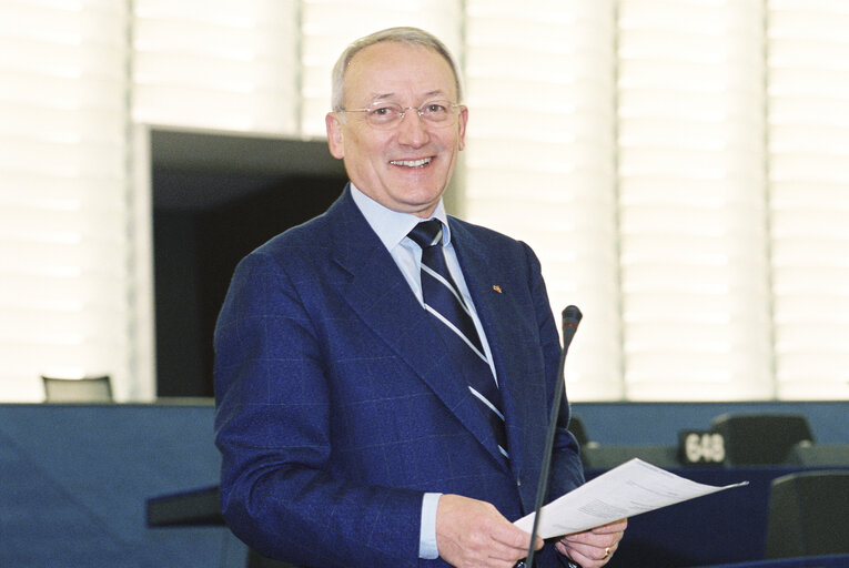 TheMEP Peter Michael MOMBAUR during a session on March 12, 2002.