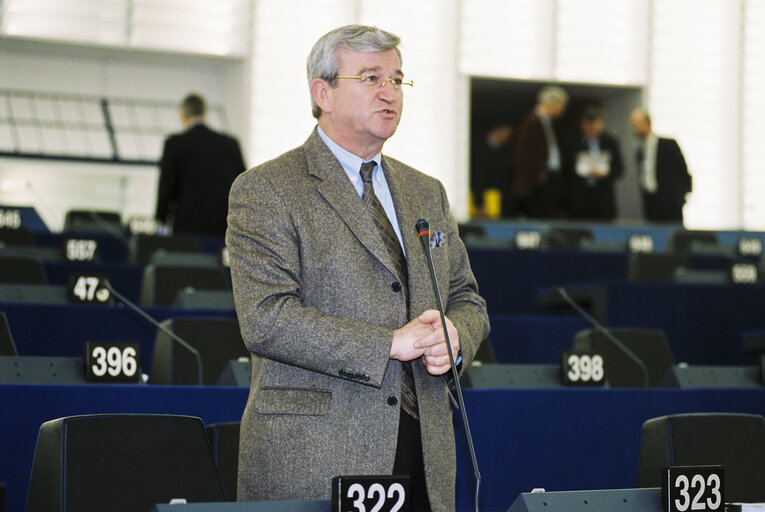 Foto 9: The MEP Liam HYLAND during a session in Strasbourg in March 2002.