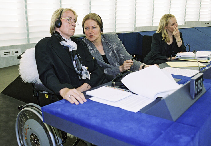 Photo 1: Magdalene HOFF and Erika MANNin in plenary session in Strasbourg.