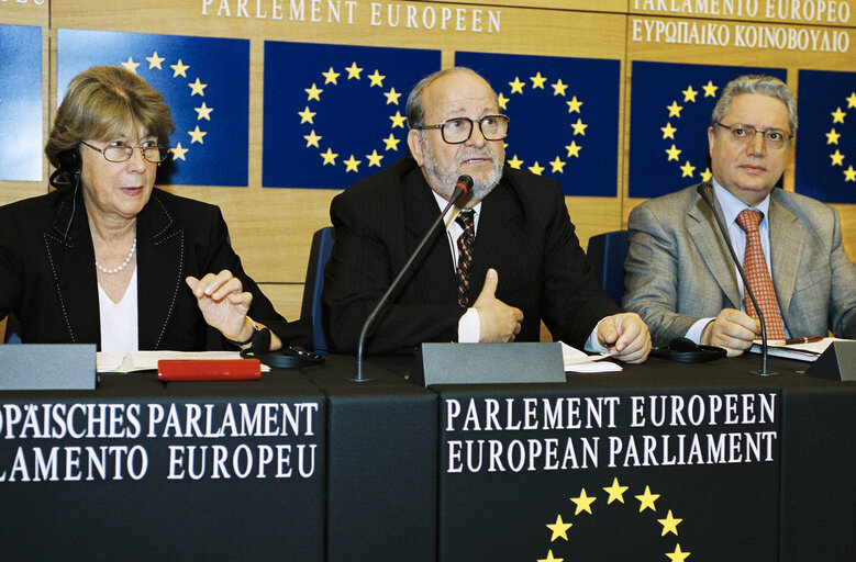 Photo 1: Press conference on nuclear safety