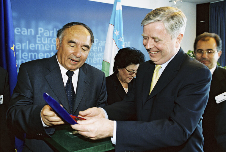 Fotografia 1: EP President meets the delegations of Uzbekistan.