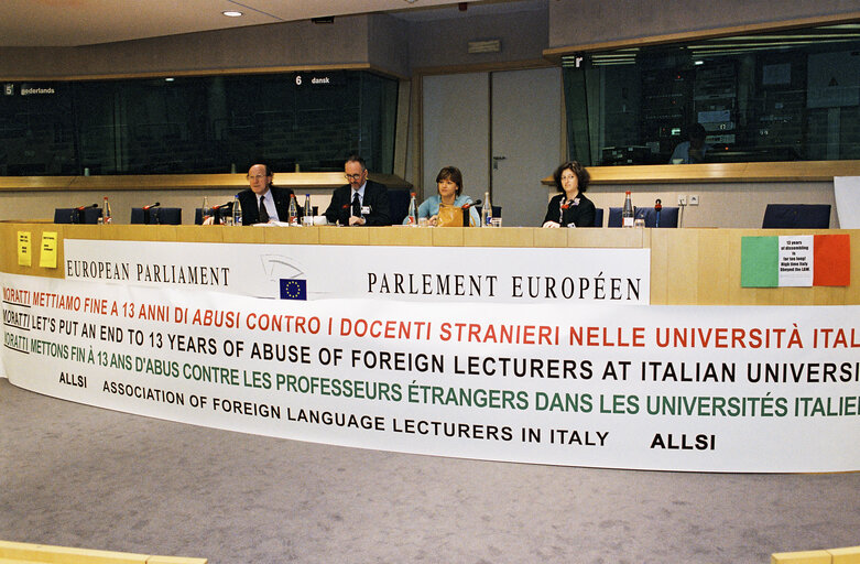 Foto 1: Meeting on the end to 13 years of abuse of foreign lecturers at Italian university