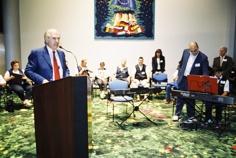 Fotografie 3: Music performance by mentally disabled people from Italy