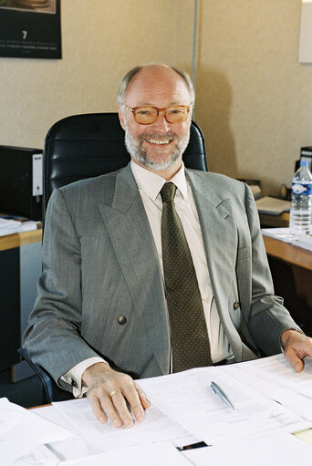 Снимка 5: Portrait of Director General Dietmar NICKEL in his office in Brussels