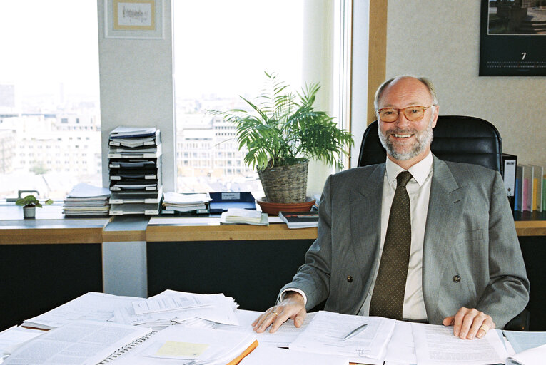 Φωτογραφία 1: Portrait of Director General Dietmar NICKEL in his office in Brussels