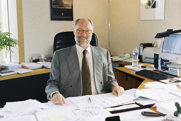 Fotografia 4: Portrait of Director General Dietmar NICKEL in his office in Brussels